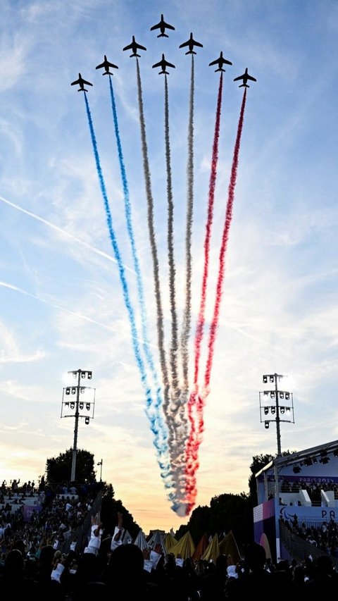 FOTO: Semarak Pembukaan Paralimpiade Paris 2024, Kontingen Indonesia Tampilkan Kekayaan Nusantara dalam Defile yang Memukau