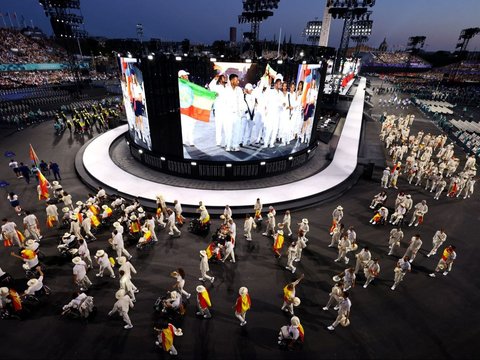 FOTO: Semarak Pembukaan Paralimpiade Paris 2024, Kontingen Indonesia Tampilkan Kekayaan Nusantara dalam Defile yang Memukau