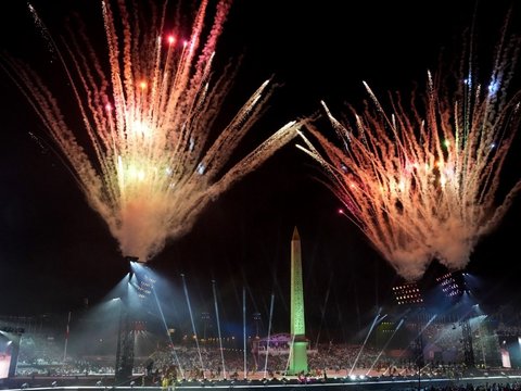 FOTO: Semarak Pembukaan Paralimpiade Paris 2024, Kontingen Indonesia Tampilkan Kekayaan Nusantara dalam Defile yang Memukau