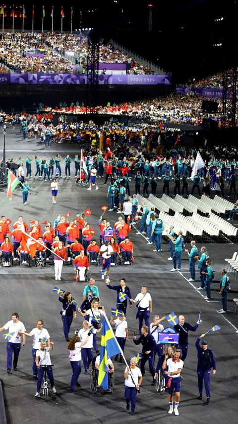 Jalanan Paris dipenuhi oleh penonton yang antusias, menyaksikan parade atlet dari seluruh dunia yang siap berkompetisi di ajang olahraga internasional ini. Foto: Reuters