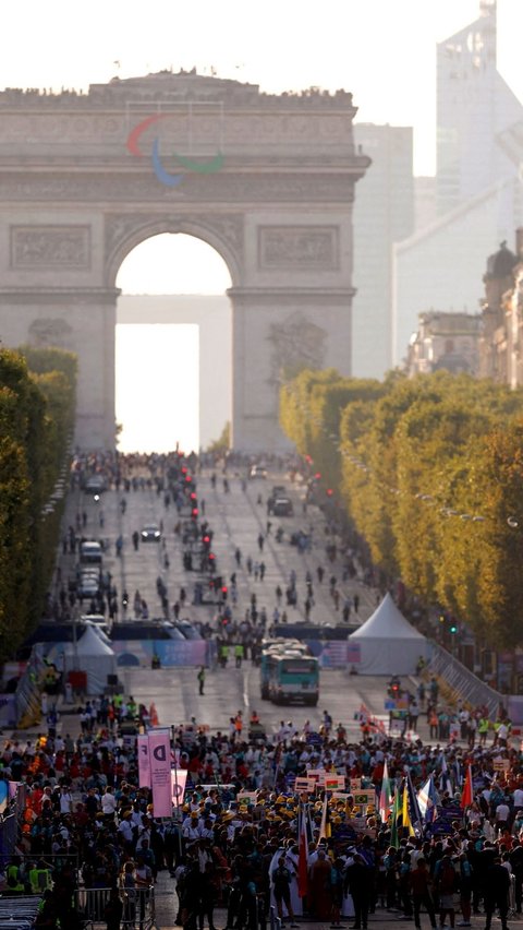 Seperti dilihat di jalan Champs-Elysees dengan latar belakang Arc de Triomph pada Upacara Pembukaan Paralimpiade Paris 2024, ribuan atlet dari berbagai delegasi melakukan parade. Foto: Reuters