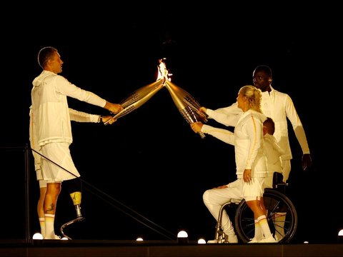 FOTO: Semarak Pembukaan Paralimpiade Paris 2024, Kontingen Indonesia Tampilkan Kekayaan Nusantara dalam Defile yang Memukau