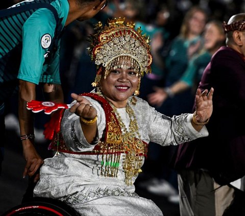 FOTO: Semarak Pembukaan Paralimpiade Paris 2024, Kontingen Indonesia Tampilkan Kekayaan Nusantara dalam Defile yang Memukau