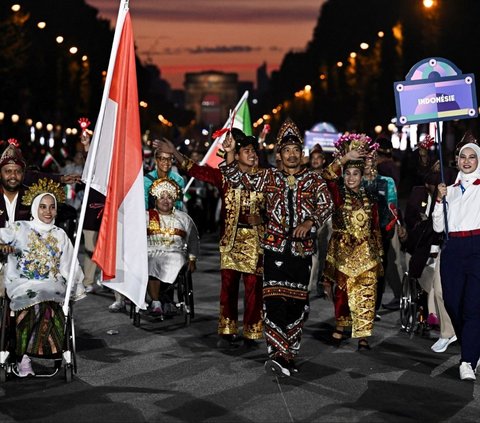 FOTO: Semarak Pembukaan Paralimpiade Paris 2024, Kontingen Indonesia Tampilkan Kekayaan Nusantara dalam Defile yang Memukau