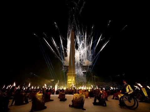 FOTO: Semarak Pembukaan Paralimpiade Paris 2024, Kontingen Indonesia Tampilkan Kekayaan Nusantara dalam Defile yang Memukau