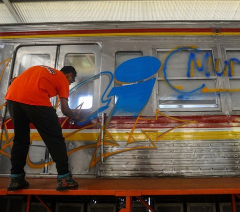 Gerbong KRL Commuter Line itu dihiasi lukisan mural karya sepuluh seniman mural dan grafiti terbaik dari seluruh Indonesia. Kegiatan ini sebagai bagian dari rangkaian perayaan Hari Ulang Tahun (HUT) KAI Commuter yang ke-16. Foto: merdeka.com / Arie Basuki