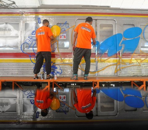 FOTO: Berantas Vandalisme, Karya Sepuluh Seniman Mural Terbaik Hiasi Gerbong Saat HUT ke-16 KAI Commmuter