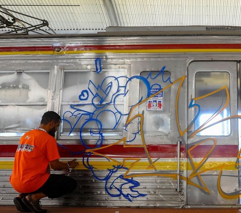 FOTO: Berantas Vandalisme, Karya Sepuluh Seniman Mural Terbaik Hiasi Gerbong Saat HUT ke-16 KAI Commmuter