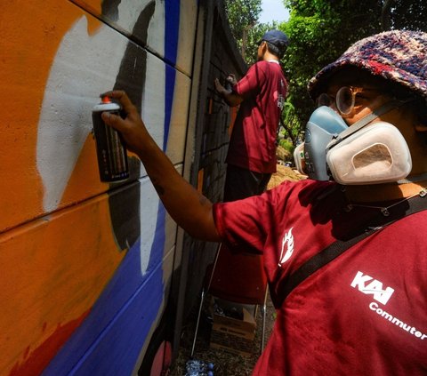 FOTO: Berantas Vandalisme, Karya Sepuluh Seniman Mural Terbaik Hiasi Gerbong Saat HUT ke-16 KAI Commmuter