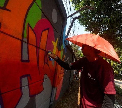 FOTO: Berantas Vandalisme, Karya Sepuluh Seniman Mural Terbaik Hiasi Gerbong Saat HUT ke-16 KAI Commmuter