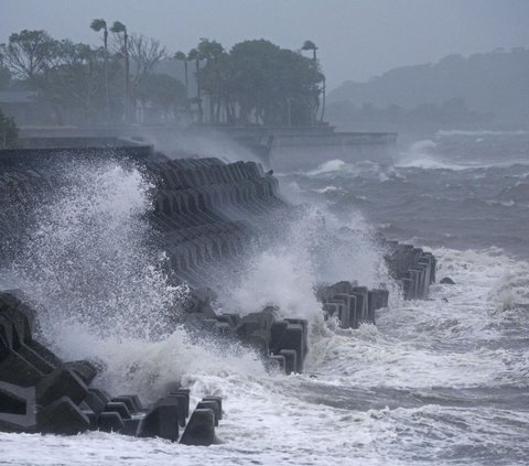 Topan yang menerjang pada Kamis pagi ini diketahui memiliki kecepatan angin mencapai 198 km per jam. Foto: Kyodo via REUTERS