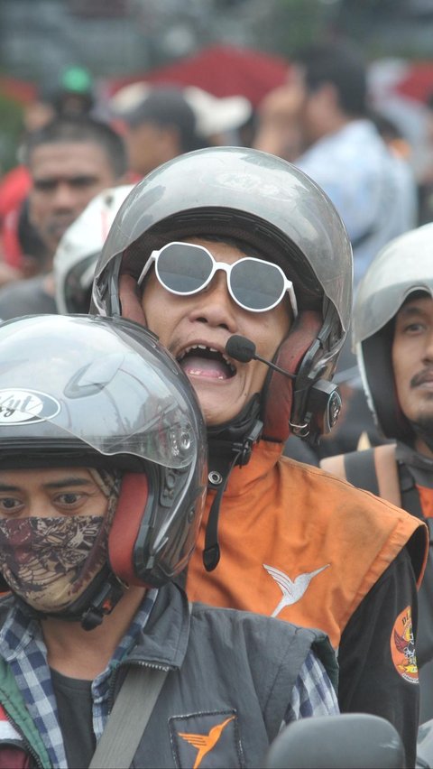 FOTO: Jeritan Ojek Online Curhat Tarifnya Dipotong 30 Persen Saat Demo Besar-Besaran Dekat Monas