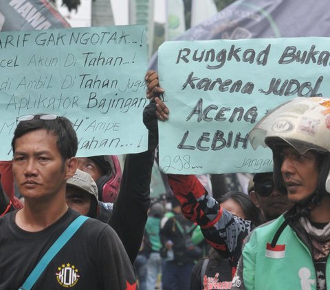 Para pengemudi ojol yang tergabung dalam berbagai komunitas dan organisasi ini menyuarakan keluhan mereka terhadap kebijakan potongan tarif yang diterapkan oleh perusahaan aplikasi ojek online. Dengan membawa berbagai spanduk dan poster, mereka melakukan orasi di depan Patung Kuda. Foto: merdeka.com / Imam Buhori