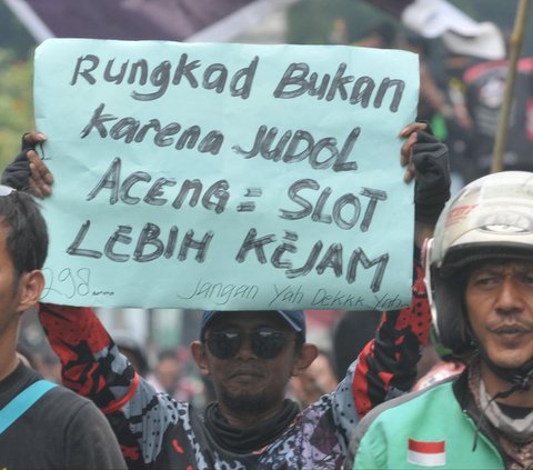 FOTO: Jeritan Ojek Online Curhat Tarifnya Dipotong 30 Persen Saat Demo Besar-Besaran Dekat Monas