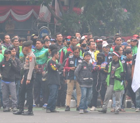 FOTO: Jeritan Ojek Online Curhat Tarifnya Dipotong 30 Persen Saat Demo Besar-Besaran Dekat Monas