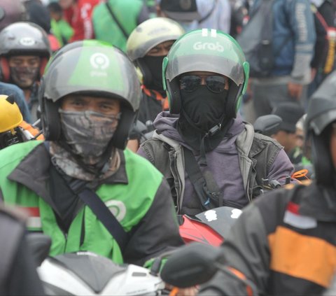 FOTO: Jeritan Ojek Online Curhat Tarifnya Dipotong 30 Persen Saat Demo Besar-Besaran Dekat Monas