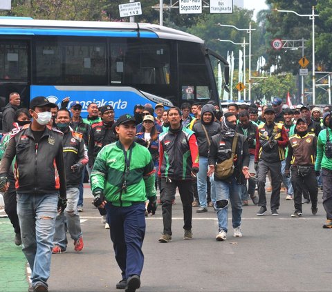 FOTO: Jeritan Ojek Online Curhat Tarifnya Dipotong 30 Persen Saat Demo Besar-Besaran Dekat Monas