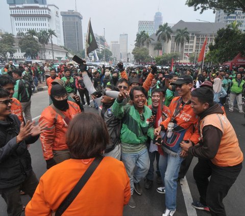 Kemudian, mereka juga menuntut pemerintah agar segera mengambil langkah konkret untuk melegalkan pekerjaan driver ojek online dalam undang-undang. Mereka berharap dengan adanya payung hukum yang jelas, hak dan kewajiban mereka sebagai pekerja dapat lebih terlindungi. Foto: merdeka.com / Imam Buhori