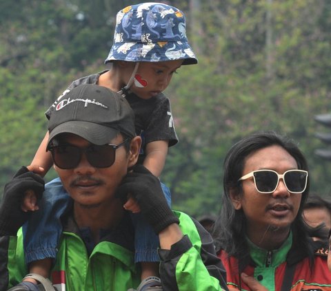 FOTO: Jeritan Ojek Online Curhat Tarifnya Dipotong 30 Persen Saat Demo Besar-Besaran Dekat Monas