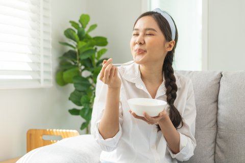Ilustrasi perempuan makan.