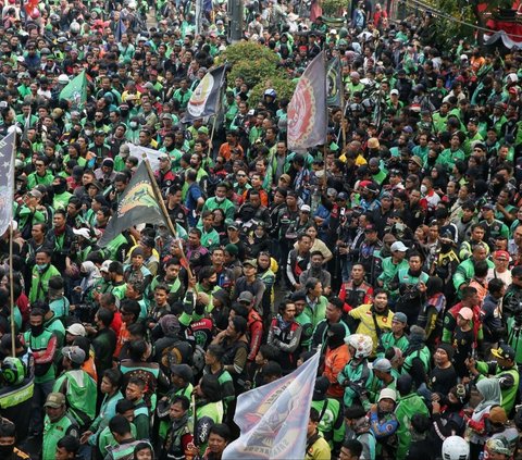 Massa ojek online masih menggelar aksi di depan Patung Kuda Arjuna, Jakarta, Kamis (29/8/2024). Aksi ini dilakukan untuk menuntut persoalan mengenai tarif di mana potongan yang dibebankan kepada mitra driver mencapai 20 persen hingga 30 persen. Foto: liputan6.com / Angga Yuniar