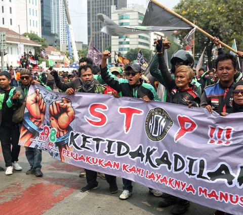 FOTO: Depan Patung Kuda Arjuna bak Lautan, Begini Penampakan Massa Ojek Online Saat Tumpah Ruah ke Jalan