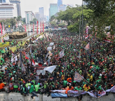 FOTO: Depan Patung Kuda Arjuna bak Lautan, Begini Penampakan Massa Ojek Online Saat Tumpah Ruah ke Jalan