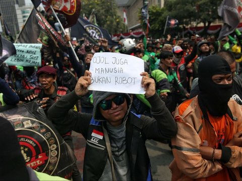 FOTO: Depan Patung Kuda Arjuna bak Lautan, Begini Penampakan Massa Ojek Online Saat Tumpah Ruah ke Jalan