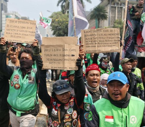 FOTO: Depan Patung Kuda Arjuna bak Lautan, Begini Penampakan Massa Ojek Online Saat Tumpah Ruah ke Jalan