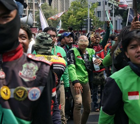 FOTO: Depan Patung Kuda Arjuna bak Lautan, Begini Penampakan Massa Ojek Online Saat Tumpah Ruah ke Jalan