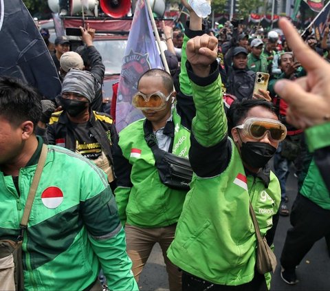 FOTO: Depan Patung Kuda Arjuna bak Lautan, Begini Penampakan Massa Ojek Online Saat Tumpah Ruah ke Jalan