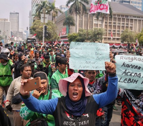 FOTO: Depan Patung Kuda Arjuna bak Lautan, Begini Penampakan Massa Ojek Online Saat Tumpah Ruah ke Jalan