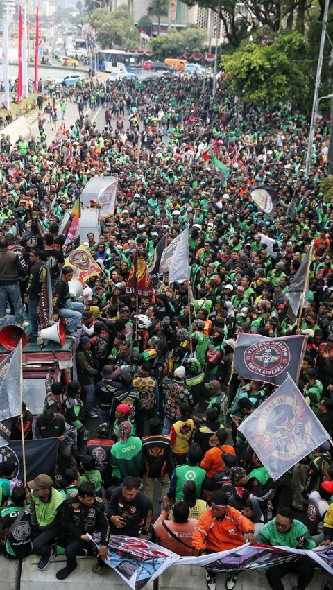 FOTO: Depan Patung Kuda Arjuna bak Lautan, Begini Penampakan Massa Ojek Online Saat Tumpah Ruah ke Jalan