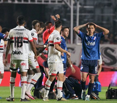 FOTO: Sepakbola Berduka, Ini Momen Bek Uruguay Kolaps di Atas Lapangan hingga Akhirnya Meninggal Dunia