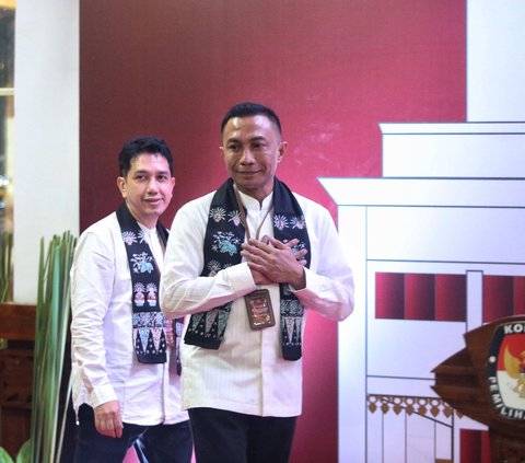 FOTO: Senyum Dharma Pongrekun-Kun Wardana Daftar Pilkada Jakarta Tanpa Kekuatan Politik