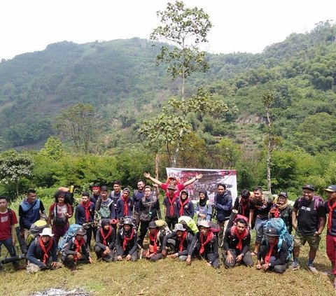 The Excitement of Climbing Mountains While Learning About Nature Together with the Mountaineering Community