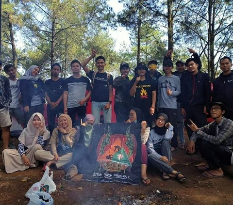 The Excitement of Climbing Mountains While Learning About Nature Together with the Mountaineering Community