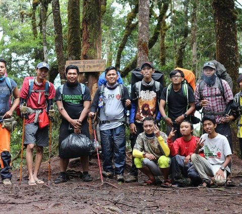 The Excitement of Climbing Mountains While Learning About Nature Together with the Mountaineering Community