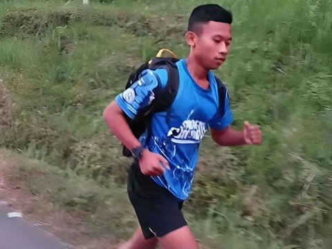 The Story of Alif, an Orphan Student in Jember Who Runs 5 Km to School Every Day