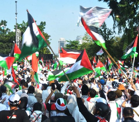 Ribuan pendukung Palestina menggelar aksi unjuk rasa di depan Kedutaan Besar Amerika Serikat di Jakarta, Sabtu (3/8/2024). Aksi tersebut dilakukan sebagai bentuk solidaritas untuk pemimpin Hamas, Ismail Haniyeh, yang baru saja meninggal dunia. Foto: Merdeka.com/Imam Buhori<br>