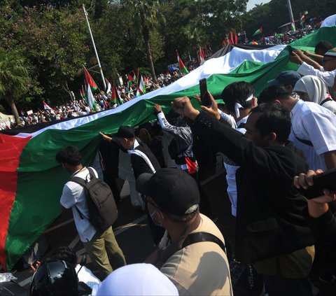 FOTO: Geruduk Kedubes AS, Ribuan Pendukung Palestina Gelar Aksi Solidaritas untuk Pemimpin Hamas Ismail Haniyeh