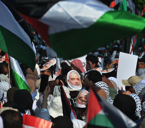 FOTO: Geruduk Kedubes AS, Ribuan Pendukung Palestina Gelar Aksi Solidaritas untuk Pemimpin Hamas Ismail Haniyeh