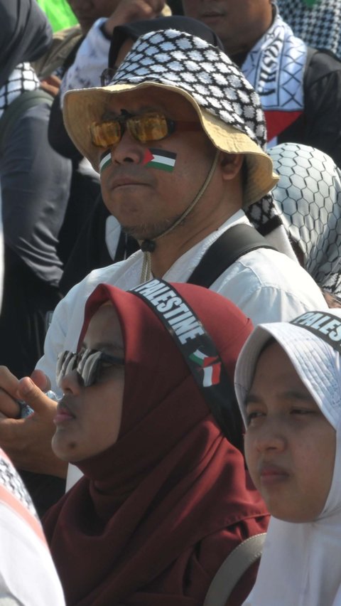 Ribuan pendukung Palestina menggelar aksi unjuk rasa sebagai bentuk solidaritas untuk kematian pemimpin Hamas Ismail Haniyeh di depan Kedutaan Besar Amerika Serikat di Jakarta, Sabtu (3/8/2024). Foto: Merdeka.com/Imam Buhori