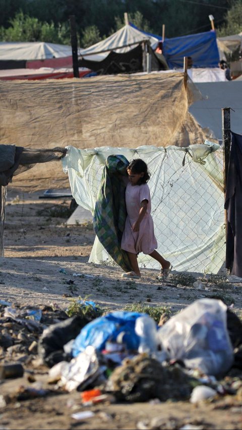 FOTO: Nestapa Pengungsi Palestina Hidup Berdampingan dengan Sampah Menggunung di Jalur Gaza