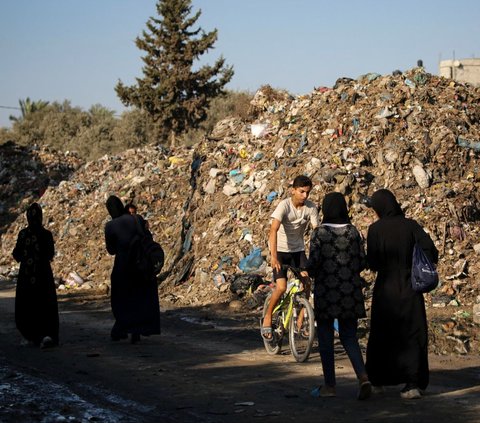 FOTO: Nestapa Pengungsi Palestina Hidup Berdampingan dengan Sampah Menggunung di Jalur Gaza