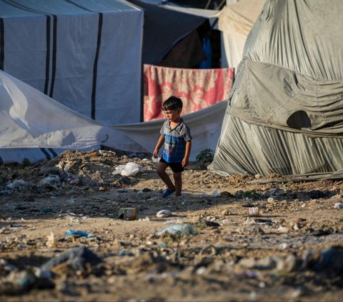 FOTO: Nestapa Pengungsi Palestina Hidup Berdampingan dengan Sampah Menggunung di Jalur Gaza