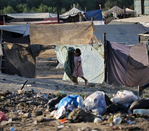 FOTO: Nestapa Pengungsi Palestina Hidup Berdampingan dengan Sampah Menggunung di Jalur Gaza