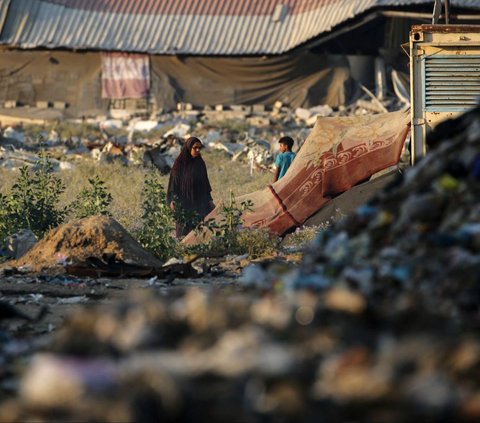 FOTO: Nestapa Pengungsi Palestina Hidup Berdampingan dengan Sampah Menggunung di Jalur Gaza