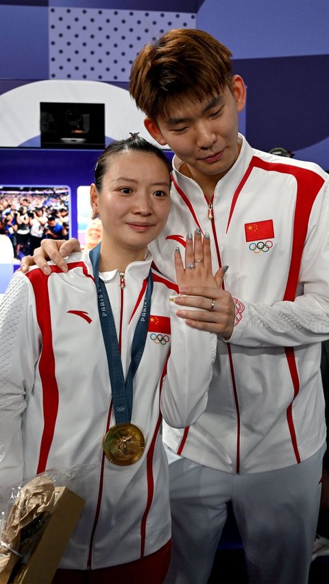 FOTO: Momen Romantis Atlet China Huang Ya Qiong Dilamar Kekasih Usai Raih Medali Emas Olimpiade Paris 2024