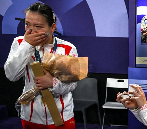 FOTO: Momen Romantis Atlet China Huang Ya Qiong Dilamar Kekasih Usai Raih Medali Emas Olimpiade Paris 2024